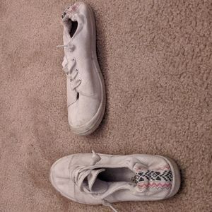 White tennis shoes. Size 8